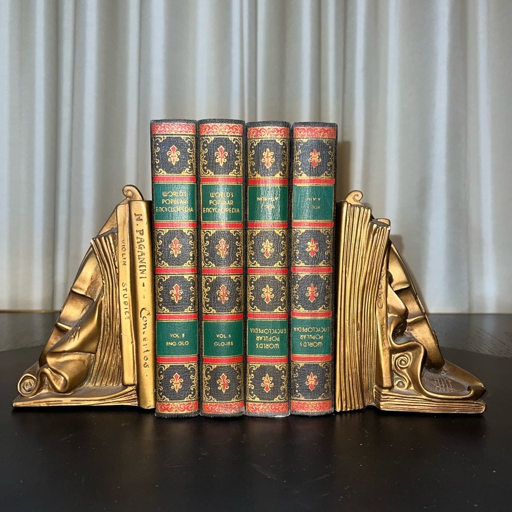 Vintage book ends by Universal statuary.
